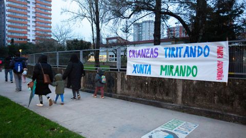 Una de las pancartas instaladas por la ANPA en la valla exterior de la escuela Crespo Rivas