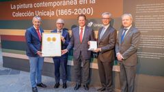 El presidente de la Cmara de Comercio de Gijn, Flix Baragao, entrega al presidente de Unicaja, Jos Sevilla, la medalla que se ha acuado para conmemorar el centenario de la celebracin de la primera Feria de Muestras de Asturias, en 1924