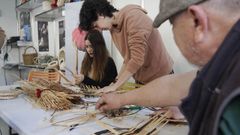 Taller de cestera en la feria de artesana de Ourense
