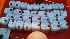 Las garrafas de gasolina halladas a la deriva en la r�a de Vigo, cerca de Rodeira, en Cangas.