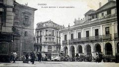 La fotograf�a tal vez m�s antigua conservada de la plaza del ayuntamiento. A la izquierda se aprecia la iglesia de San Isidoro, ya entonces muy oscurecida por la suciedad y donde no se apreciaban las pintadas