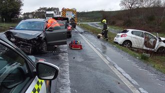 Efectivos del GES de Curtis y de la Guardia Civil actuando en el lugar del accidente