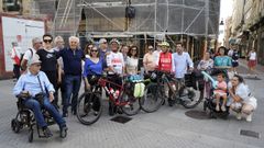 Eladio Paz, tras regresar de Marruecos, con la gente que le recibi� en Pontevedra