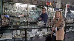 Miguel Lado y su mujer, Rosa Pi�eiro, regentan desde hace a�os la joyer�a Lado en A Pobra