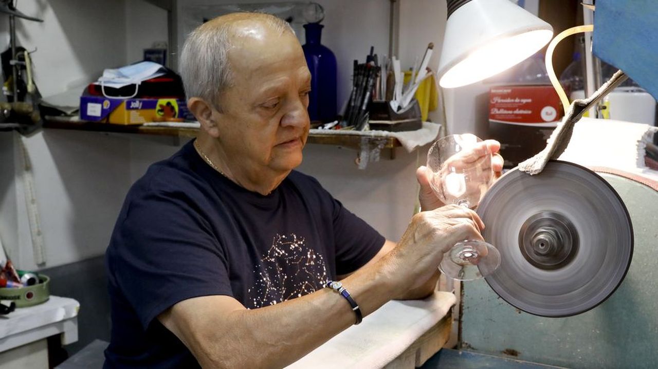 Con 84 años, Domingo sigue grabando cristal a mano en el meollo urbano de Santiago