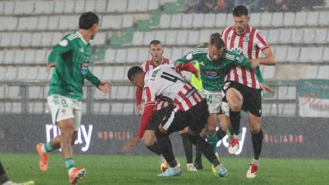 Tejera y Escobar en una acci�n bajo la lluvia en el Racing-Zamora en A Malata.