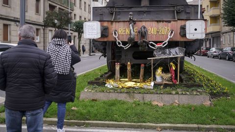 Adem�s de la carta, junto a la locomotora apareci� un bel�n.