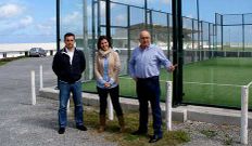 Valle, Pi�eiro y Barcia, ayer, ante la pista �ilegal� de p�del.