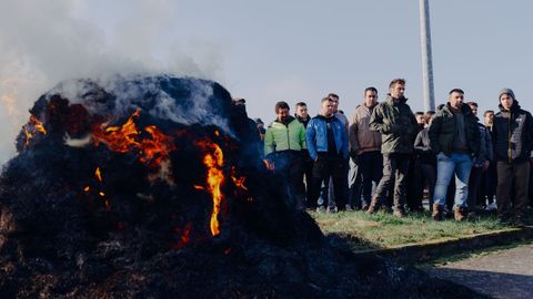 Los manifestantes quemaron silos antes de iniciar la tractorada