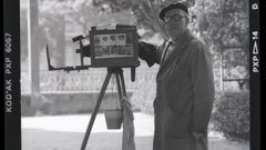 La fotograf�a tomada hace casi 40 a�os en Santiago en la que aparece un fot�grafo minutero