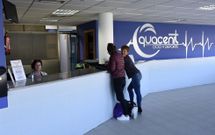 Una trabajadora atiende a dos usuarias en la recepci�n de las instalaciones. 