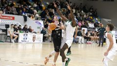 �scar Casta�o, nunha acci�n do partido do 2 de febreiro en Vilagarc�a fronte ao Universidad de Oviedo.