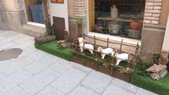 Adornos navide�os en calles Fornos e Iglesia de Caldas de Reis. Las figuras de los corderitos de yeso fueron robadas horas despu�s de su colocaci�n