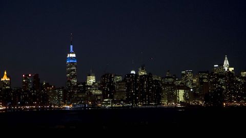 Vista nocturna de Manhattan, con las la iluminacin de sus rascacielos y el famoso skyline.