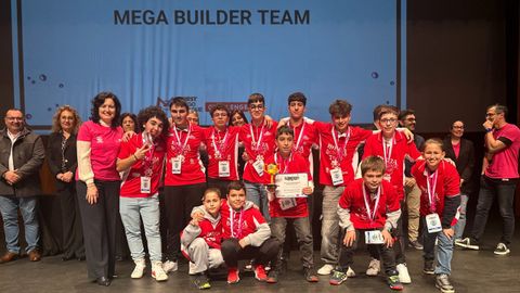 La vicerrectora de la UDC Ana Ares entreg� el premio a los j�venes del equipo de Ribeira