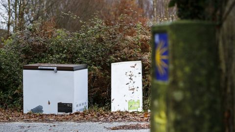 Arc�n frigor�fico de grandes dimensiones y partes de una nevera abandonados en un cruce del Cami�o a los pies del moj�n que se�ala el kil�metro 102,161 de la ruta.