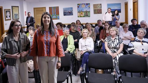 Rosa Crujeiras, acompa�ada por la alcaldesa de Ribeira, Mar�a Sampedro, en su visita a los alumnos de la Universidad para Mayores