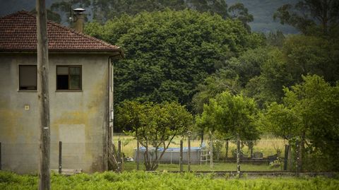 Numerosas viviendas rurales tienen piscina, algunas de obra y otras de superficie, como es el caso de esta ubicada en Cuntis.