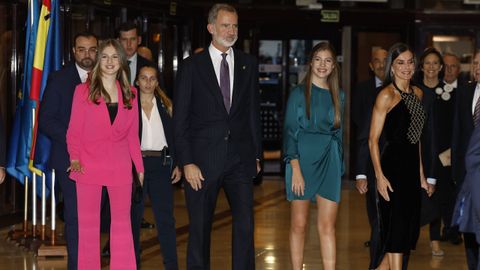  Los reyes Felipe VI  y Letizia, acompaados de la princesa Leonor  y la infanta Sofa, a su llegada a Oviedo para presidir el tradicional concierto de los Premios Princesa de Asturias