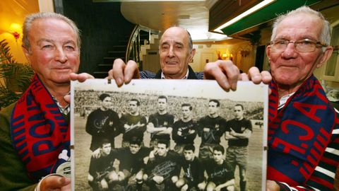 Odriozola (izquierda) junto a Azcueta y Cholo, posando con una imagen de la alineacin del Pontevedra del Hai que Roelo
