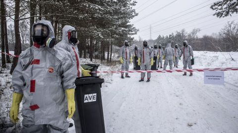 Varios operarios trabajan en el �rea protegida tras la confirmaci�n de un caso de gripe aviar en una granja cerca de Praga, en Lazne Tousen, Rep�blica Checa.