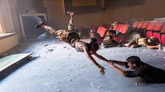 Los protagonistas del filme luchando por sobrevivir.