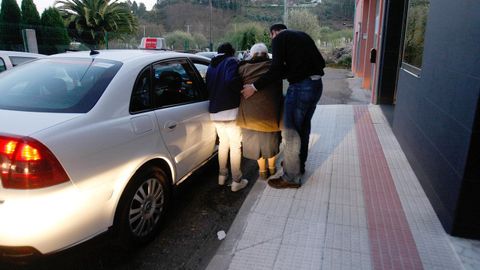 taxi.Una usuaria cogiendo un taxti en Arteixo