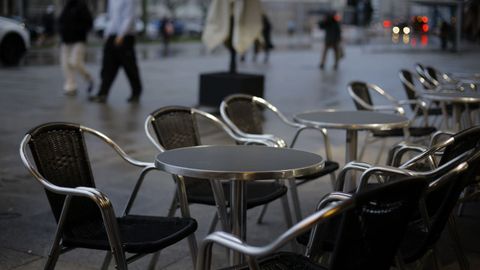 Las terrazas de la Marina sufren por el mal tiempo. 