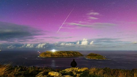 Auroras boreales esta noche desde el Cabo de San Adrin, en Malpica, con las Islas Sisargas al fondo. En la imagen, una estrella fugaz por la lluvia de estrellas Dracnidas