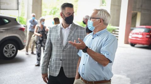 El alcalde de Valencia, Joan Rib� (derecha), con el concejal de Cultura Festiva, Carlos Galiana, en una imagen de archivo
