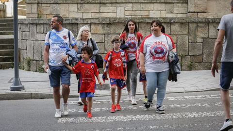 �Celebraste el ascenso de la UD Ourense?.La fiesta comenz� en Meis y se traslad� a la fuente de Concepci�n Arenal