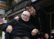 Mar�a con su t�o Jos� Ram�n, que la anim� a crear la empresa. 