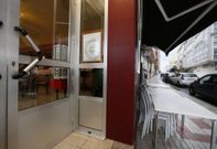 El caco se introdujo por el cristal de peque�as dimensiones que se ve a la derecha de la puerta. 