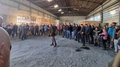 Anxo P�rez, en el centro, hablando durante la asamblea de trabajadores de Irosa y Samaca.