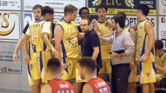 �ngel Castro (en el centro de la imagen) destaca que el equipo est� compitiendo bien.