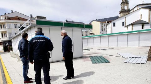 Casetas da�adas en la feria del libro de Foz