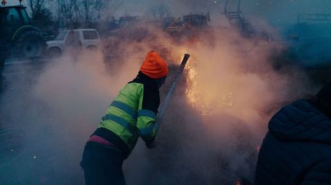 Alrededor de un centenar de personas han pasado la noche en el corte de la autov�a en Xinzo.