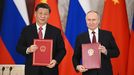 Xi Jinping y Vladimir Putin en la firma de acuerdos conjuntos de este martes en Mosc�.