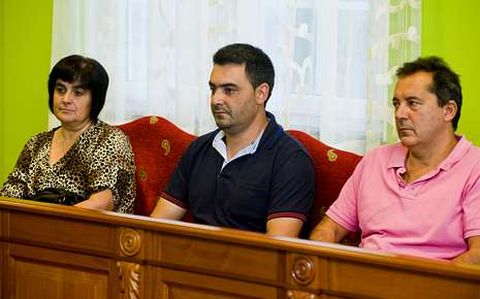 Los ediles del PP L�pez y Bouza junto a Cribeiro, en el pleno.