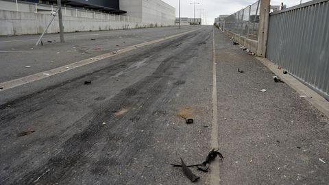 Restos de neum�ticos y marcas de ruedas en la calzada tras una de las concentraciones ilegales de coches en A Sionlla