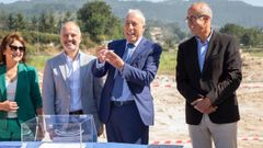 Directivos de Delta Vigo, en la presentaci�n de las obras de ampliaci�n en Porto do Molle, en una foto de archivo