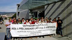 Protesta ante el Centro de Salud de A Parda para evidenciar el malestar laboral con los recortes