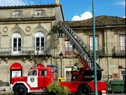 Protecci�n Civil evit� ayer la ca�da de un canal�n sobre la calle.