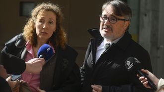 La abogada del padre de los menores, Elena Gonz�lez Mart�nez (i), y el abogado de la madre de los menores, Javier Guillermo Pereira (d), a su salida de la Audiencia de Oviedo
