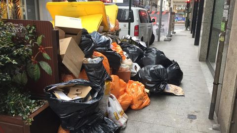 Segundo da (mircoles) con la basura de las calles sin recoger