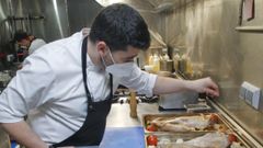 Adri�n P�rez, preparando una receta navide�a en O Sinxelo