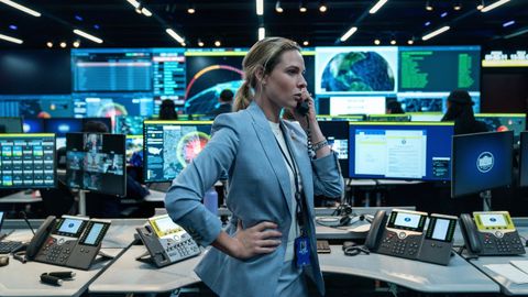 Rebecca Ferguson como la capitana Olivia Walker en Una casa llena de dinamita.