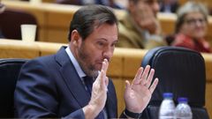 El ministro de Transportes, �scar Puente, durante la sesi�n en la que comparece para informar acerca de los �ltimos accidentes ferroviarios, este jueves en el Senado, en Madrid.