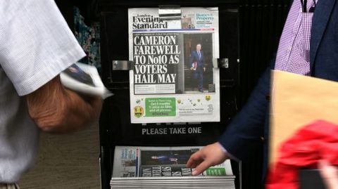 Como no poda ser de otra manera, todos los peridicos llevaron a su primera la noticia del da: la marcha de Cameron.