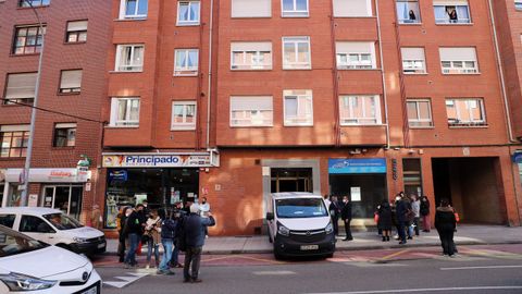  Una chica de unos 14 a�os que al parecer presentaba distintas heridas de arma blanca en su cuerpo ha sido encontrada muerta en el interior del edificio en el que reside su familia, situado en el n�mero 69 de la calle V�zquez de Mella, en el barrio ovetense de Vallob�n
